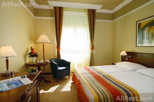 Bristol Hotel 8